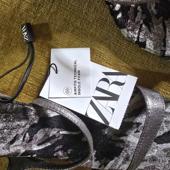 NWT ZARA SILVER/ GREY VELVET PRINT HEELED SANDALS NEW SIZE 9 - Picture 3 of 5